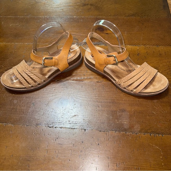 Sofft Tan Sandals with Ankle Strap and Flat Sole size 7.5 - Picture 5 of 15